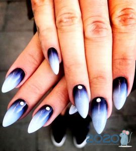 Modische Schwarz-Weiß-Maniküre für 2020