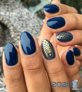 Trendige blaue Maniküre für 2020.