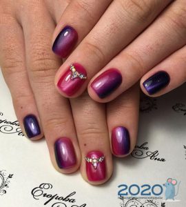 Trendy Maniküre mit Farbverlauf bis 2020.