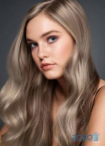 Modischer aschgrauer Haarton im Jahr 2020