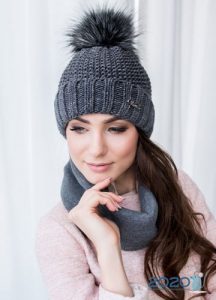 Hut mit Fellbommel Winter 2019-2020