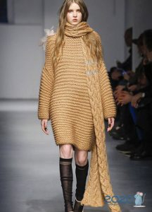 Ein schmaler langer Schal ist ein Trend im Jahr 2020