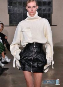 Lederrock auf einer Schlange Herbst-Winter 2019-2020