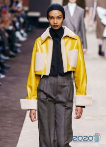 Kurze Jacke mit aufgesetzten Taschen Winter 2019-2020