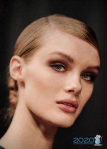 Rauchiges Eis mit brauner Schattenmode 2020.