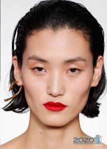 Modischer scharlachroter Lippenstift für den Winter 2019-2020