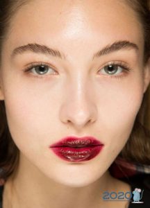 Heller Lippenstift mit verschwommener Kontur - Herbst-Winter-Mode 2019-2020