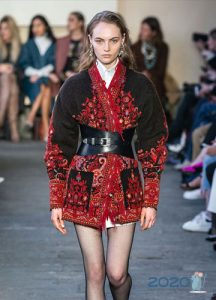 Kurze Strickjacke mit einem Muster Herbst-Winter 2019-2020