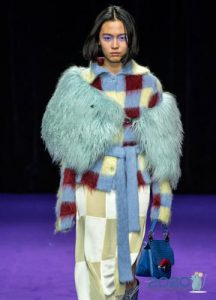 Strickjacke mit einem Haufen Herbst-Winter 2019-2020