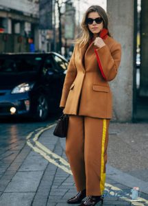 Klassischer Damenanzug mit sportlichen Elementen