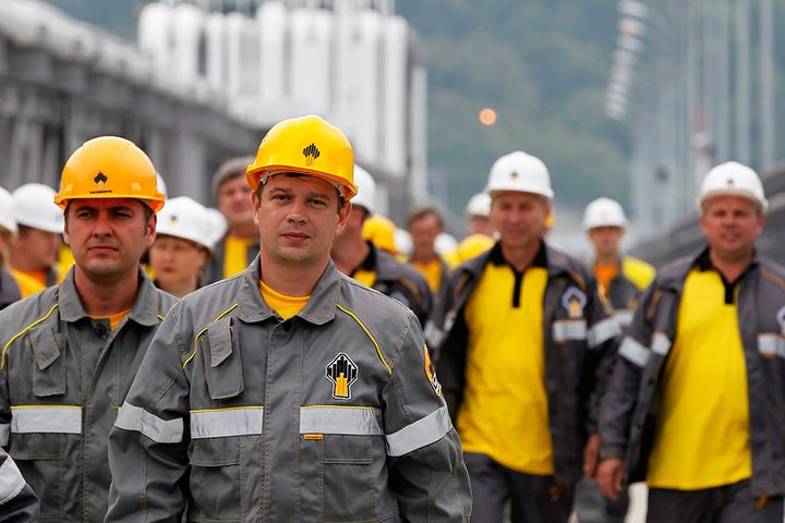 Die Arbeiter gehen von der Schicht nach Hause