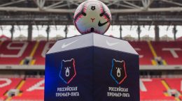 Ball auf dem Podium der russischen Liga auf Eishockey