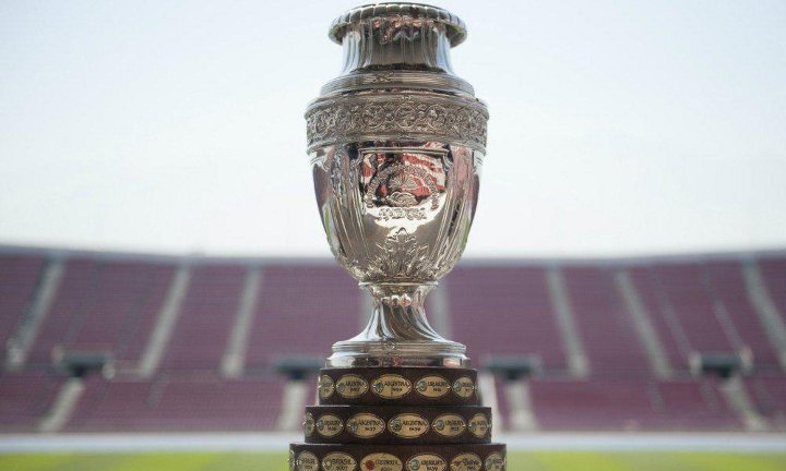 America's Cup auf einem Podest