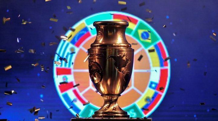 America's Cup auf dem Hintergrund eines Kreises von Flaggen