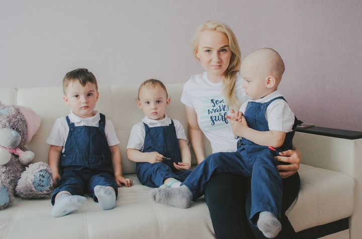 Junge Mutter mit drei Kindern