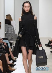 Schwarzes Kleid für 2020