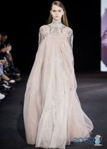 Kleid in Nude-Tönen - der Trend der Herbst-Winter-Saison 2019-2020