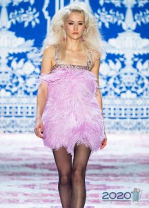 Flauschiges rosa Kleid für 2020