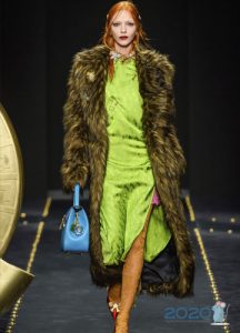 Trendy glatter Pelzmantel mit langen Haaren für 2020