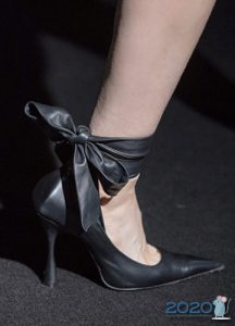 modische Schuhe mit Schleifen für 2020