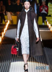 Langer Cape-Schaffellmantel für 2020