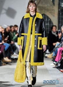 Langer farbiger Schaffellmantel mit aufgesetzten Taschen Winter 2019-2020