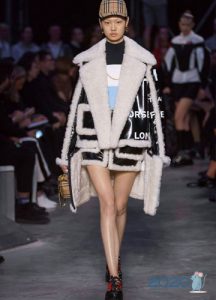 Kurzer Schaffellmantel mit aufgesetzten Taschen Winter 2019-2020