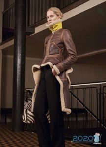 Asymmetrischer Schaffellmantel für 2020