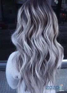 Modische Aschenfarbe für Blondinen für Herbst 2019 und Winter 2020