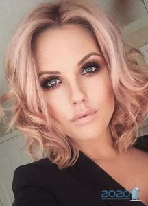 Trendy Erdbeer-Haarfarbe für 2020