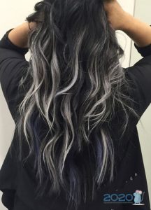 Weiße Reflexe auf schwarzem Haar