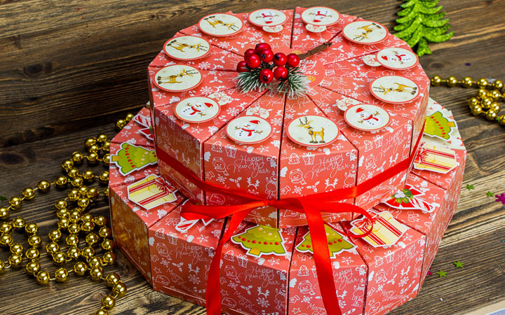 Kuchen aus Geschenk-Überraschungen für das neue Jahr 20200