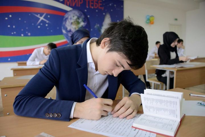 Neuntklässler schreibt eine Erklärung