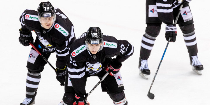 Hockeyspieler HC Tractor auf Eis