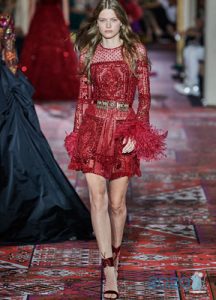 Rotes Kleid mit Federn an den Ärmeln Zuhair Murad Herbst-Winter 2019-2020