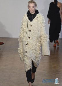 Weißer Strickmantel für den Winter 2019-2020