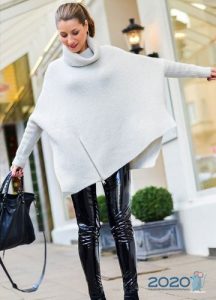 Weißer Poncho-Pullover für 2020
