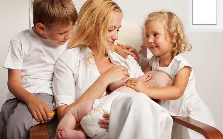 Alleinerziehende Mutter mit drei Kindern