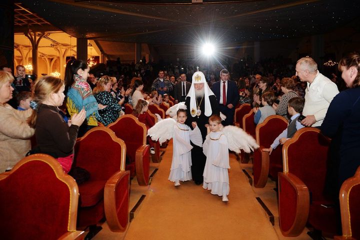 Seine Heiligkeit Patriarch Kirill am Weihnachtsbaum in der Kathedrale von Christus dem Erlöser