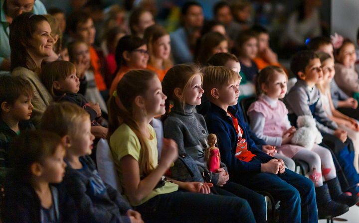 Zuschauer am Weihnachtsbaum in der Kathedrale Christi des Erlösers