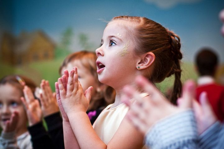 Kinder beim Neujahrsspiel
