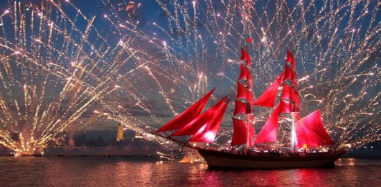 Schiff mit roten Segeln auf dem Hintergrund eines Feuerwerks