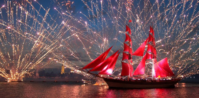 Schiff mit roten Segeln auf dem Hintergrund eines Feuerwerks