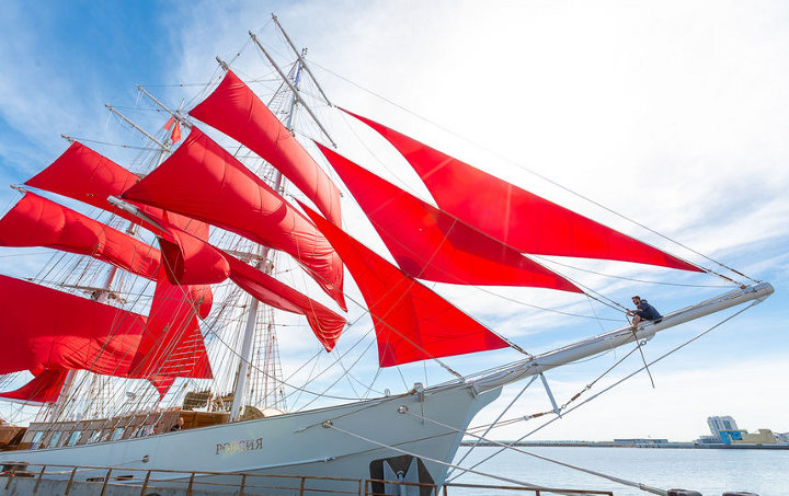 Schiff mit roten Segeln