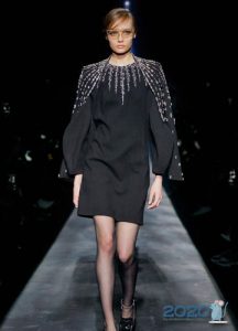 Schwarzes Kleid im klassischen Stil Winter 2019-2020