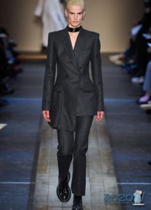 modischer Frauenanzug Herbst-Winter 2019-2020