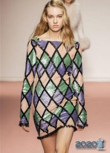 Glänzendes Kleid für den Herbst-Winter 2019-2020