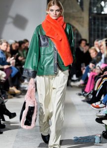 Heller Pelzschal für 2020