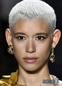 Asymmetrischer Schmuck - Herbst-Winter 2019-2020 Mode