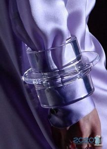 modische Armbänder. Ohrringe und andere Herbst-Winter-Modenschau-Accessoires 2019-2020